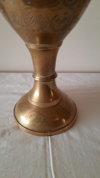 Jarra de latão trabalhado