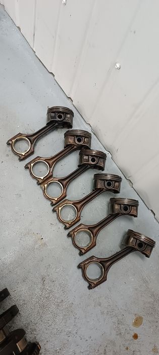 Tłoki z korbowodami BMW E46 325i m52b25tu