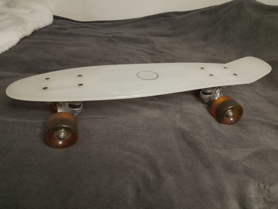 Biała deskorolka Fiszka Nils Extreme