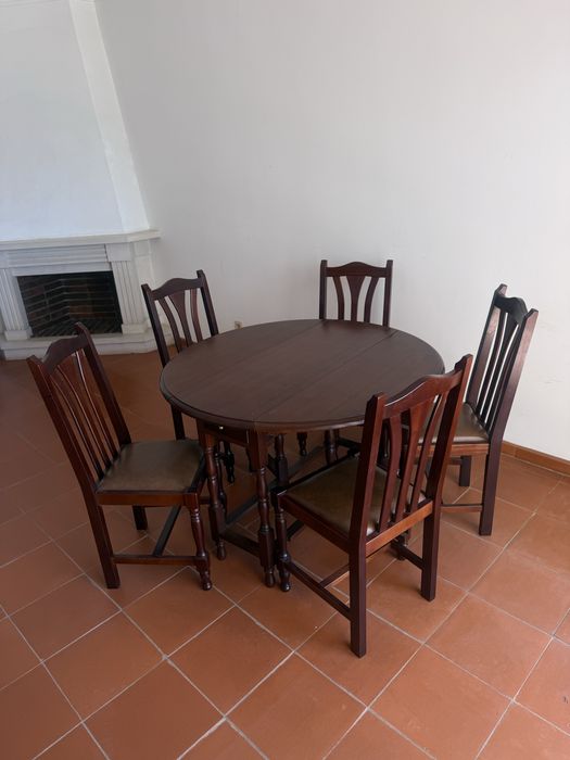 Vendo mesa e 5 cadeiras