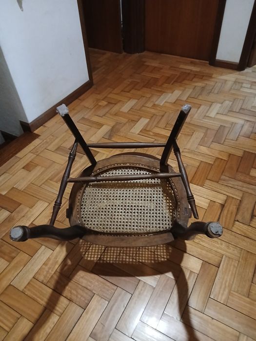 Cadeira antiga bom estado
