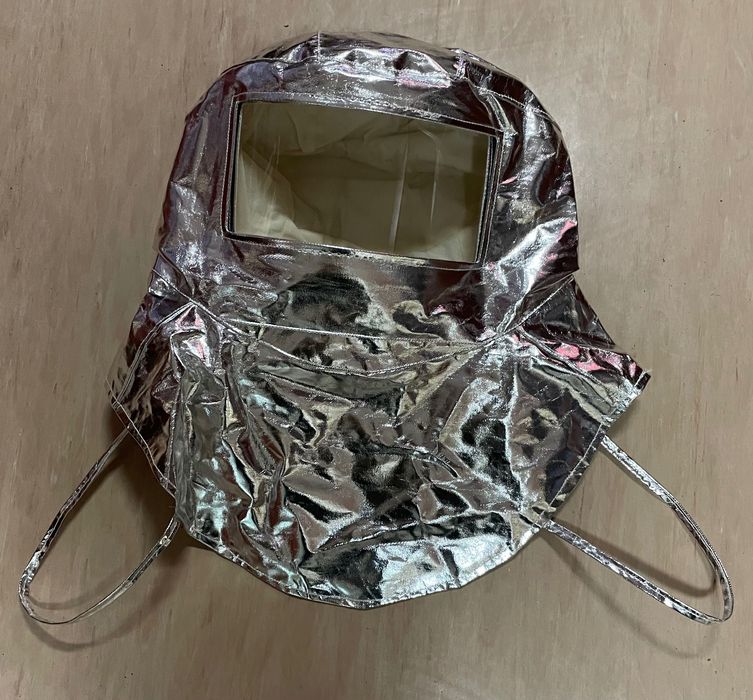 Fato aluminizado de combate a incêndios