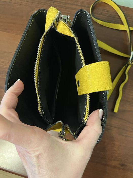 Жовта шкіряна сумка через плече,