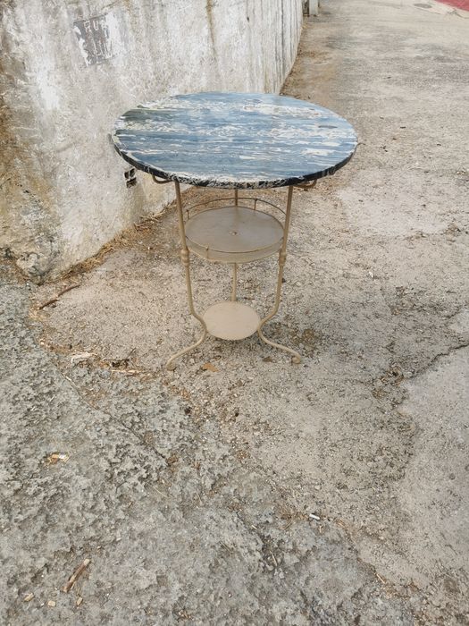 lavatório antigo com tampo de mármore negra autêntica,transformado em mesa para jardim