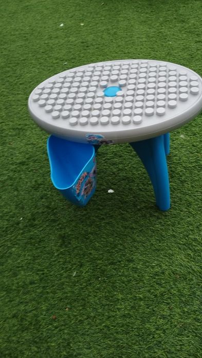 Mesa para construção de Legos, com gaveta para os legos