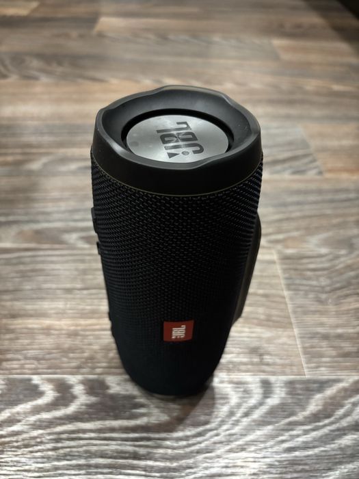 Продам колонку JBL charge 3