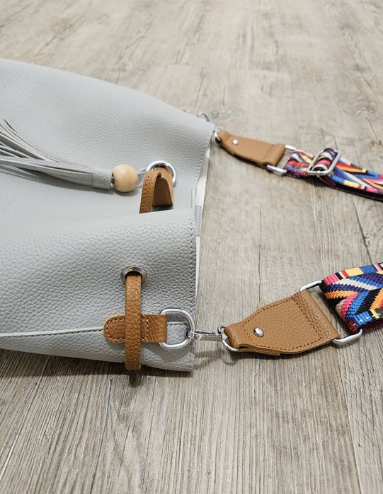 Nowa szara torebka z kosmetyczką i kolorowym paskiem