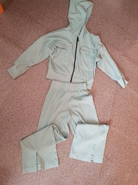 Костюм в рубчик для дівчинки.