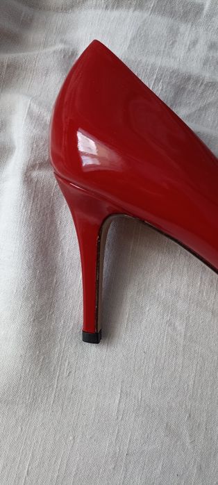Nowe Czerwone lakierowane szpilki Gino Rossi 41