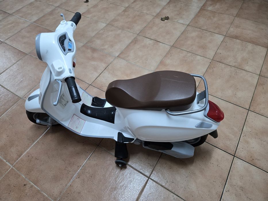 Mota eléctrica Vespa criança