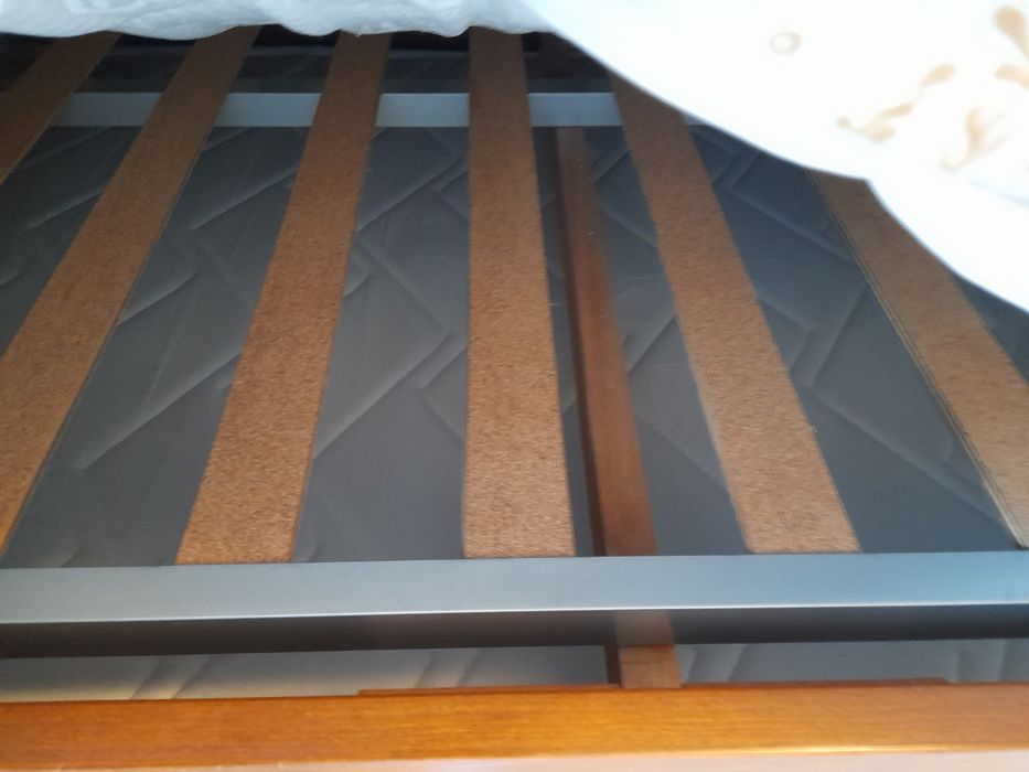 Cama dupla de solteiro em madeira cerne