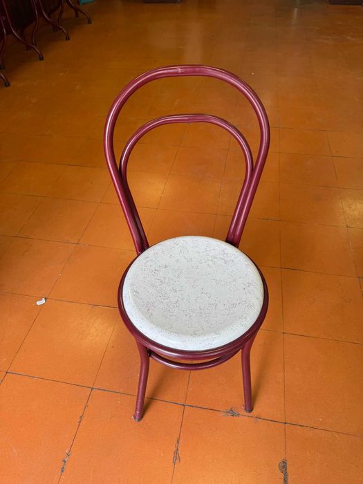 Conjunto de mesas e cadeiras para restauração