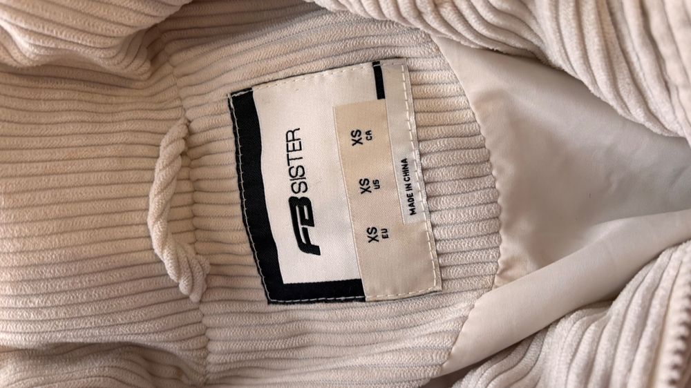 Тепла вельветова курточка бренду New Yorker. Розмір XS,