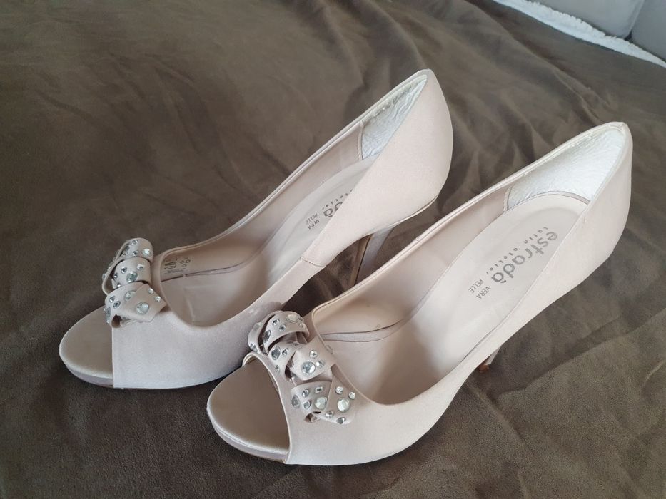 Sapatos beges como novos