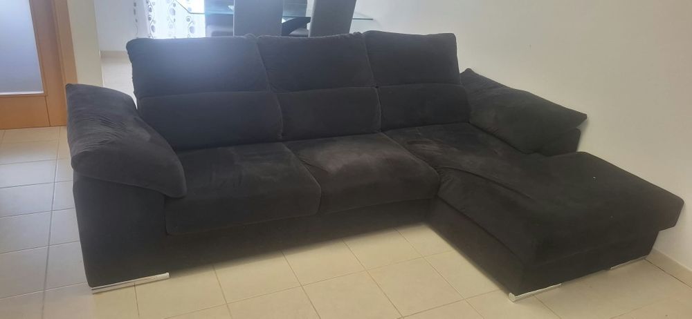 Sofá com chaise longue e assentos deslizantes — tecido escuro