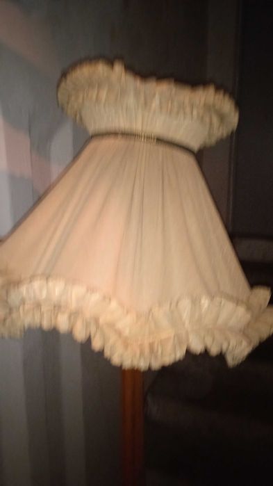 Stara lampa prl stojąca że stolikiem