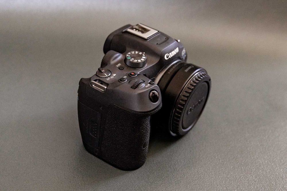 Canon EOS R7 - Poucos disparos, como nova