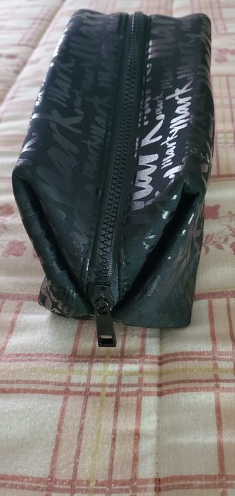 Conjunto  2 Bolsas Necessaire uma preta, e uma branca