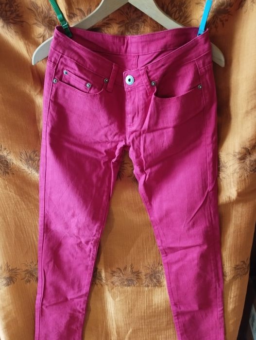 Czerwone spodnie dżinsowe