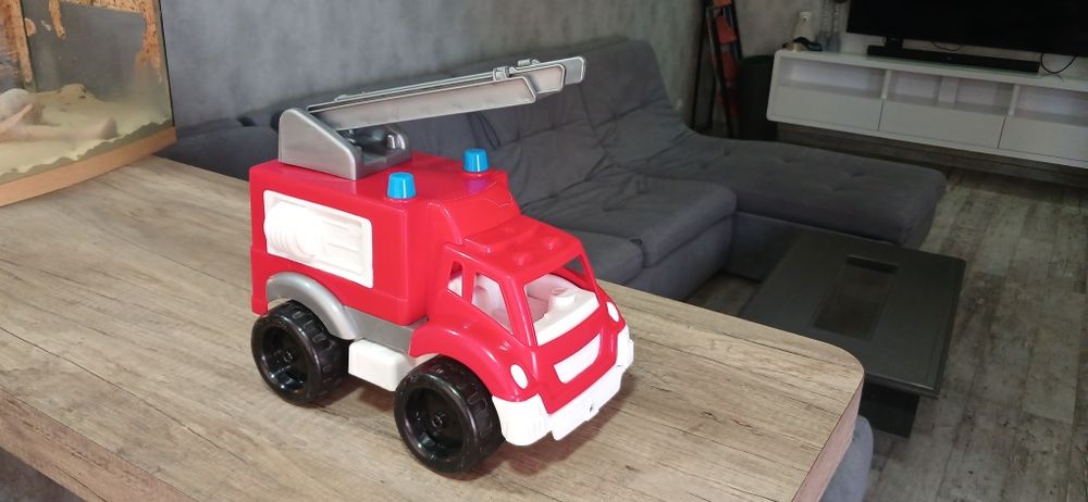 Велика іграшкова пожарна машина