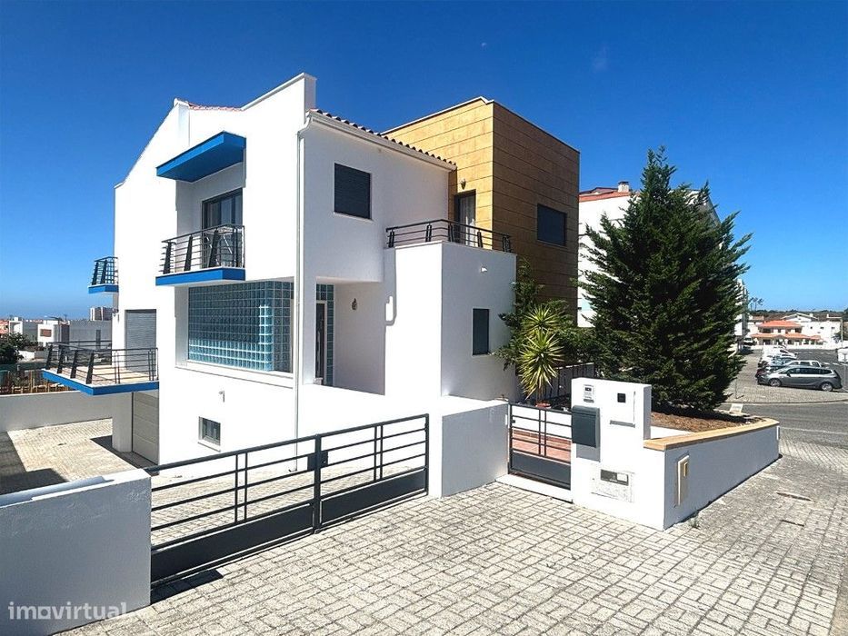 4-Bedroom Detached House with Garden, Garage, and Partial Sea View – Nazaré
