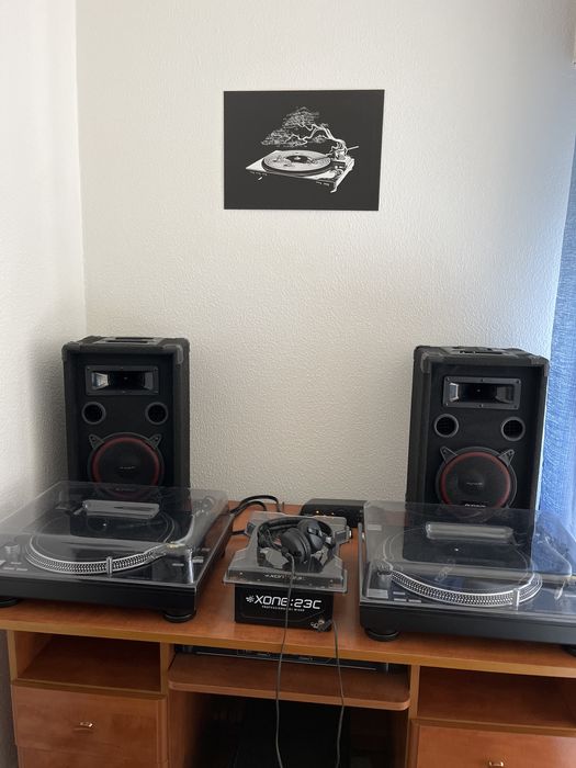 Reloop RP 7000 MKII, Allen & Heath Xone 23C, Sennheiser HD-25, Ortofon Concorde Club MKII System, Native Instruments Audio 8 Sound Card