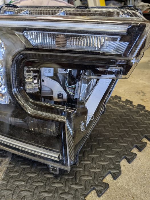 Ford RANGER WILDTRAK  2023 FULL LED reflektor przedni prawy, uszkodzon