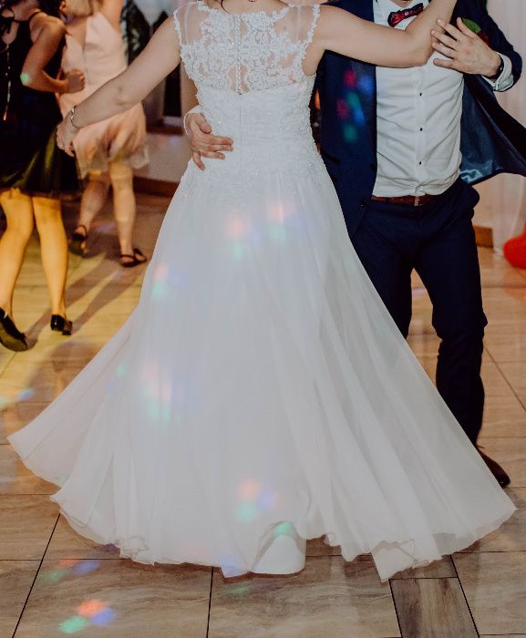 Suknia ślubna, piękna i subtelna