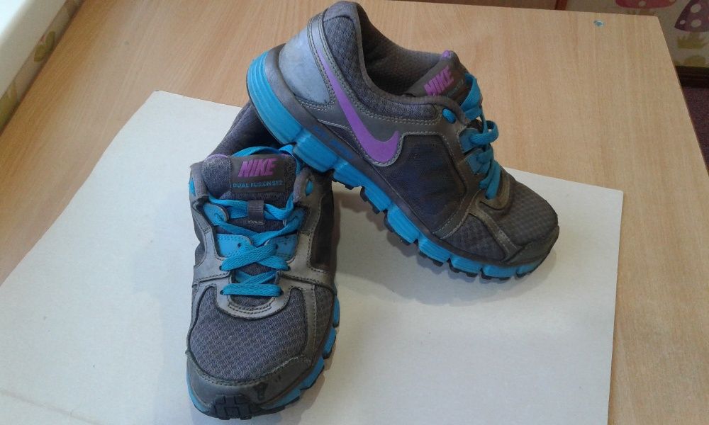 Продам кроссовки NIKE