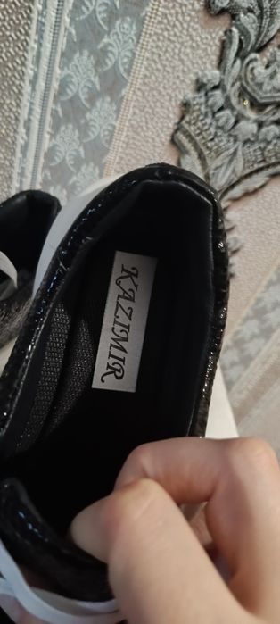 Продам жіночі кросівки
