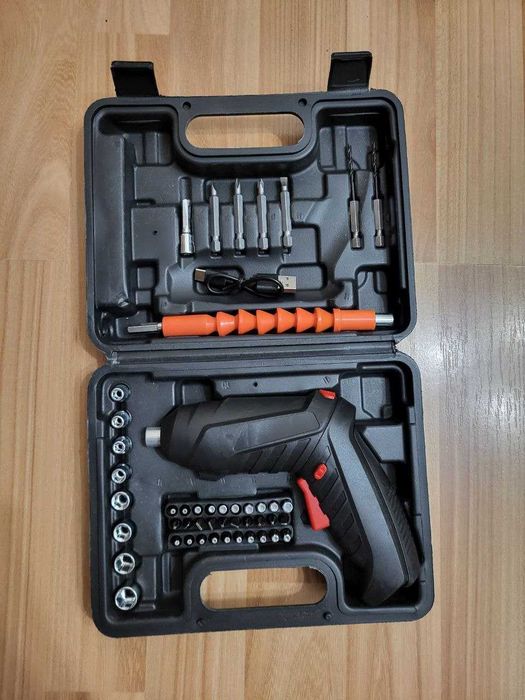 Акумуляторна викрутка-трансформер в кейсі з набором насадок