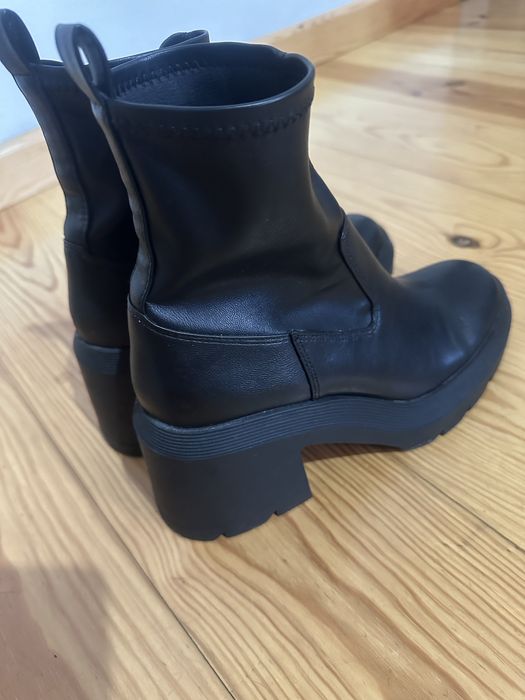 Botas Stradivarius.