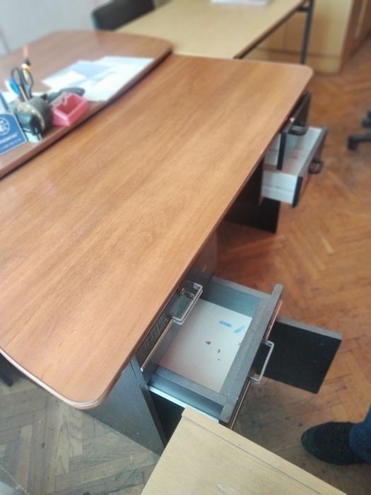 Два офісних столи