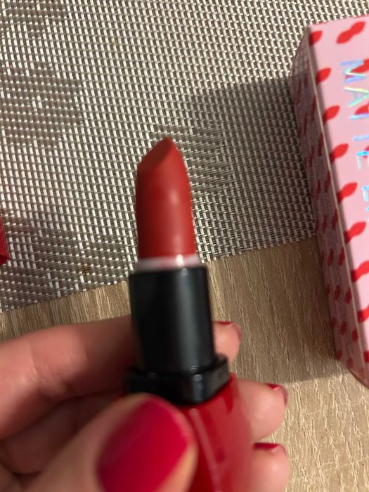 Szminka odcień ciemny intensywny czerwony sexi mocna czerwień