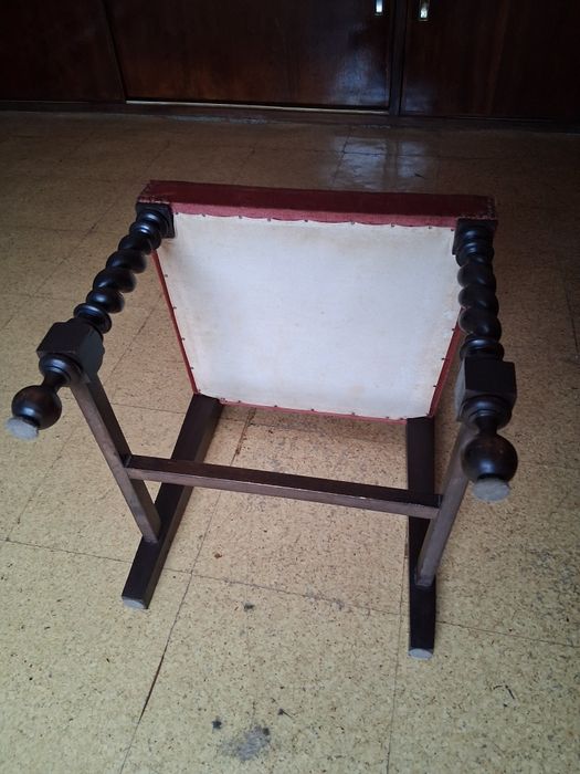 Cadeiras em madeira e veludo