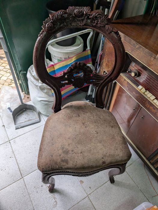 Vendo duas cadeiras uma furada e outra com palha portuguesa