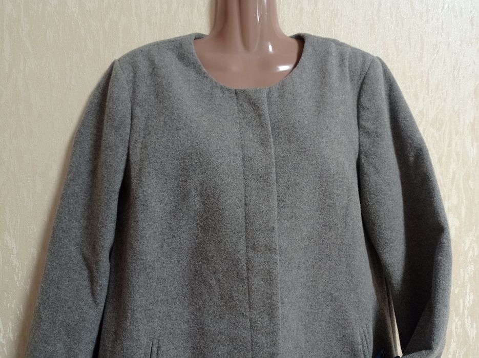 Стильне базове сіре пальто