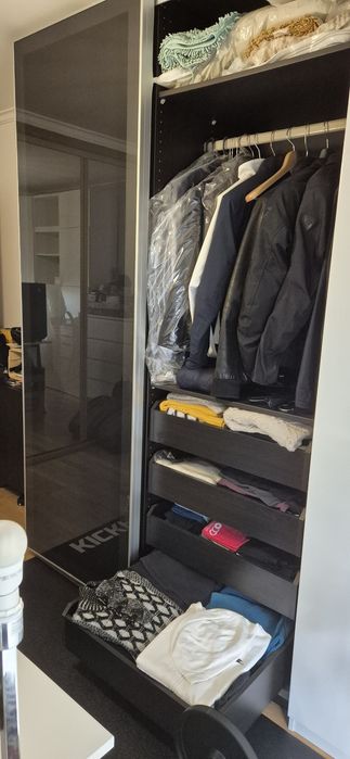 Roupeiro IKEA PAX em preto com portas de vidro negro