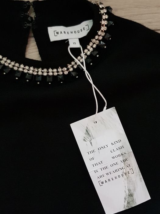 Elegancka mała czarna z cyrkoniami
