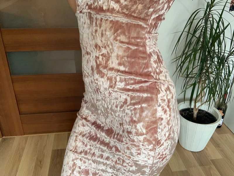 Pastelowo różowa sukienka średniej długości NLY ONE