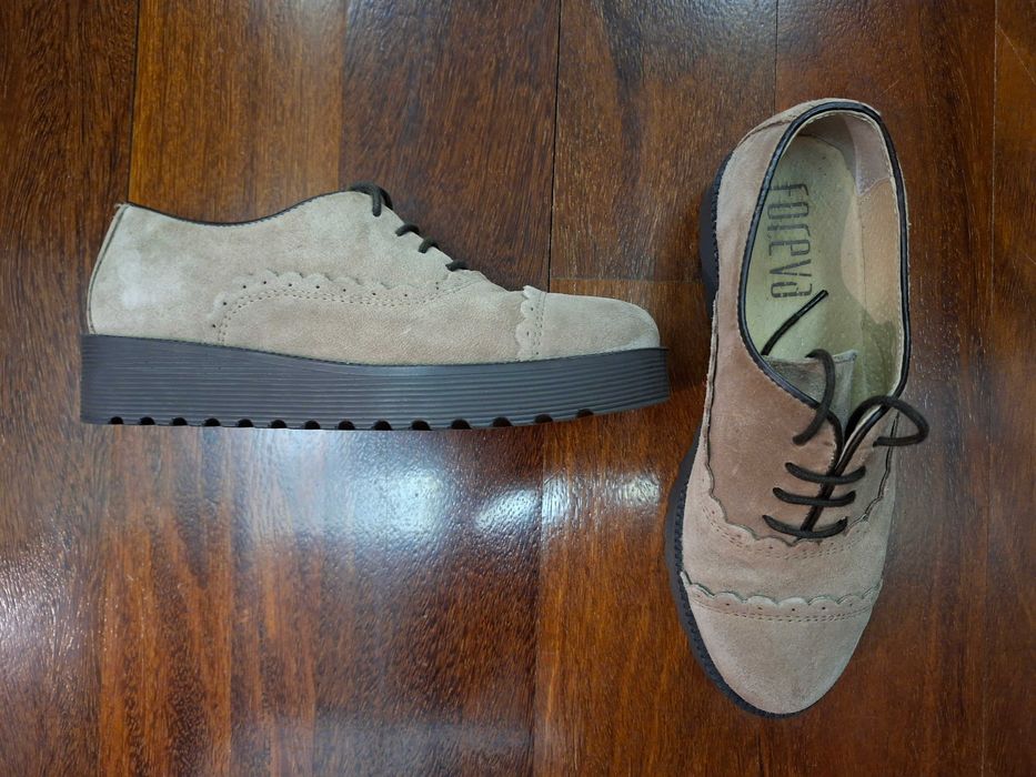Sapatos em pele camurça bege claro com atacadores Foreva
