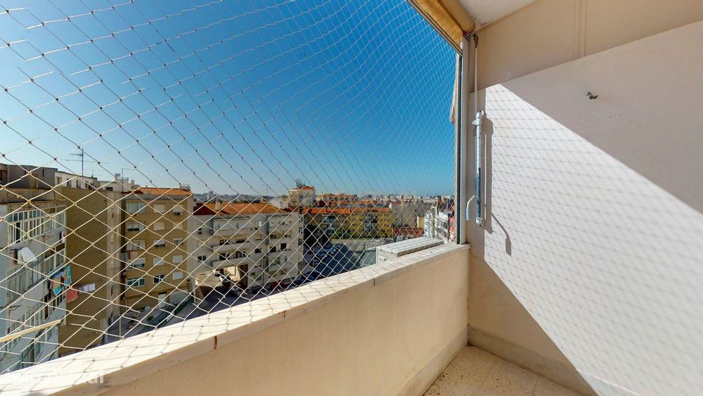 Espaçoso T4 para Recuperar na Avenida do Brasil em Lisboa
