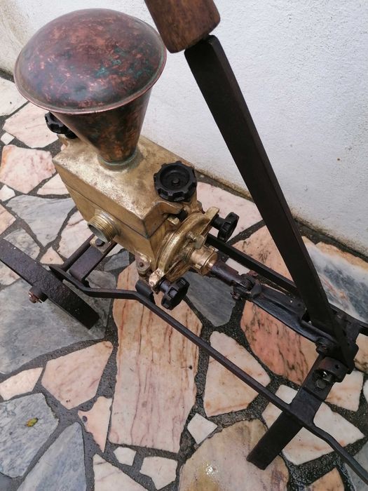 Bomba de transfega antiga em latão