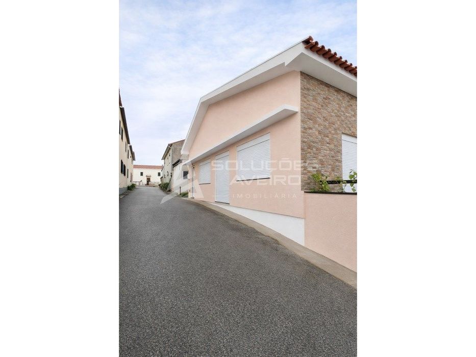 Moradia T2+1 Isolada e Térrea - Renovada em Estarreja