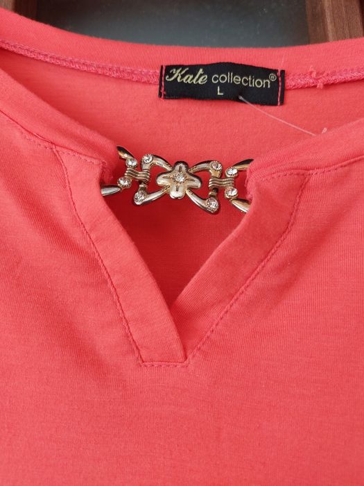 Bluzka damska z dekoltem i zdobieniem Kate Collection