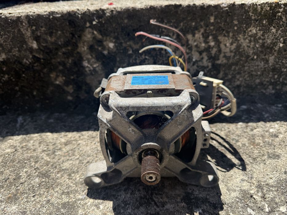 Motor de maquina de lavar roupa a funcionar bem .