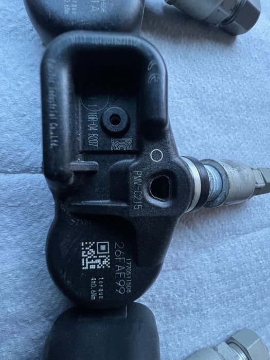 Датчик тиску шин (2) toyota cruiser 200, lx570, lx450 та ін 17107115D8