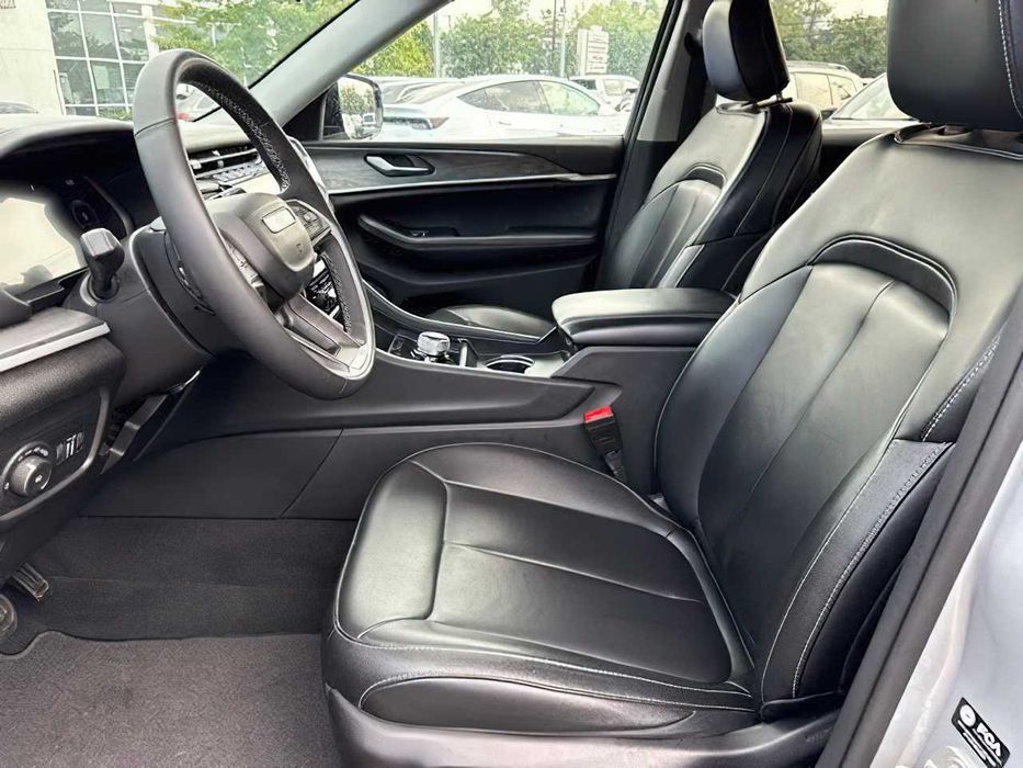 Jeep Grand Cherokee      2023