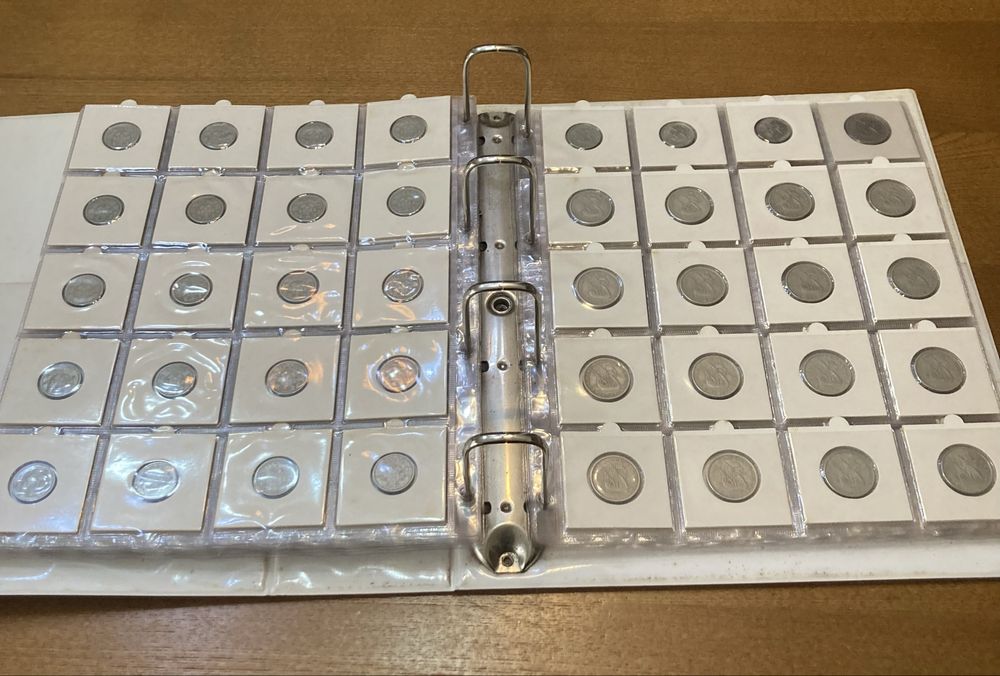 Capa com 287 moedas diferentes da República em alvéolos