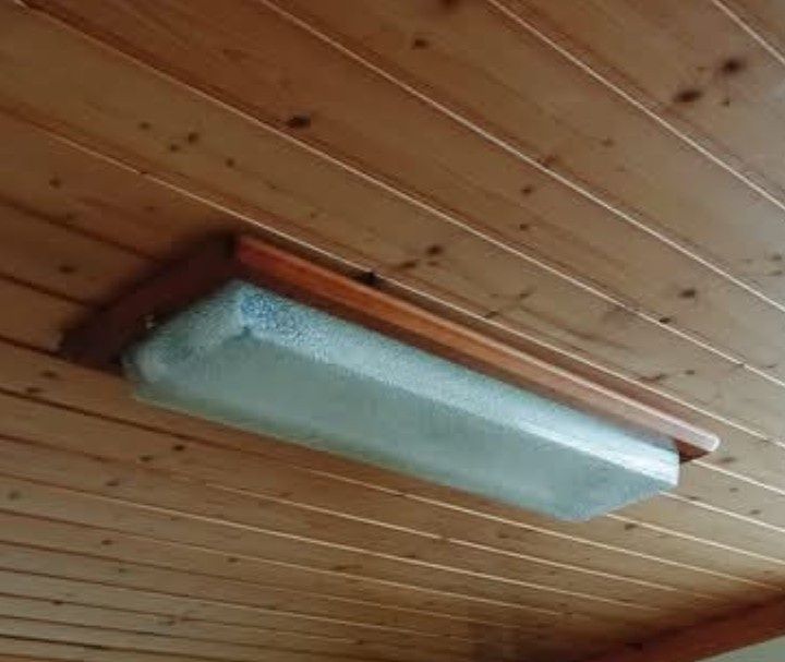 Ceiling light fixture with 2 fluorescent lamps, like new